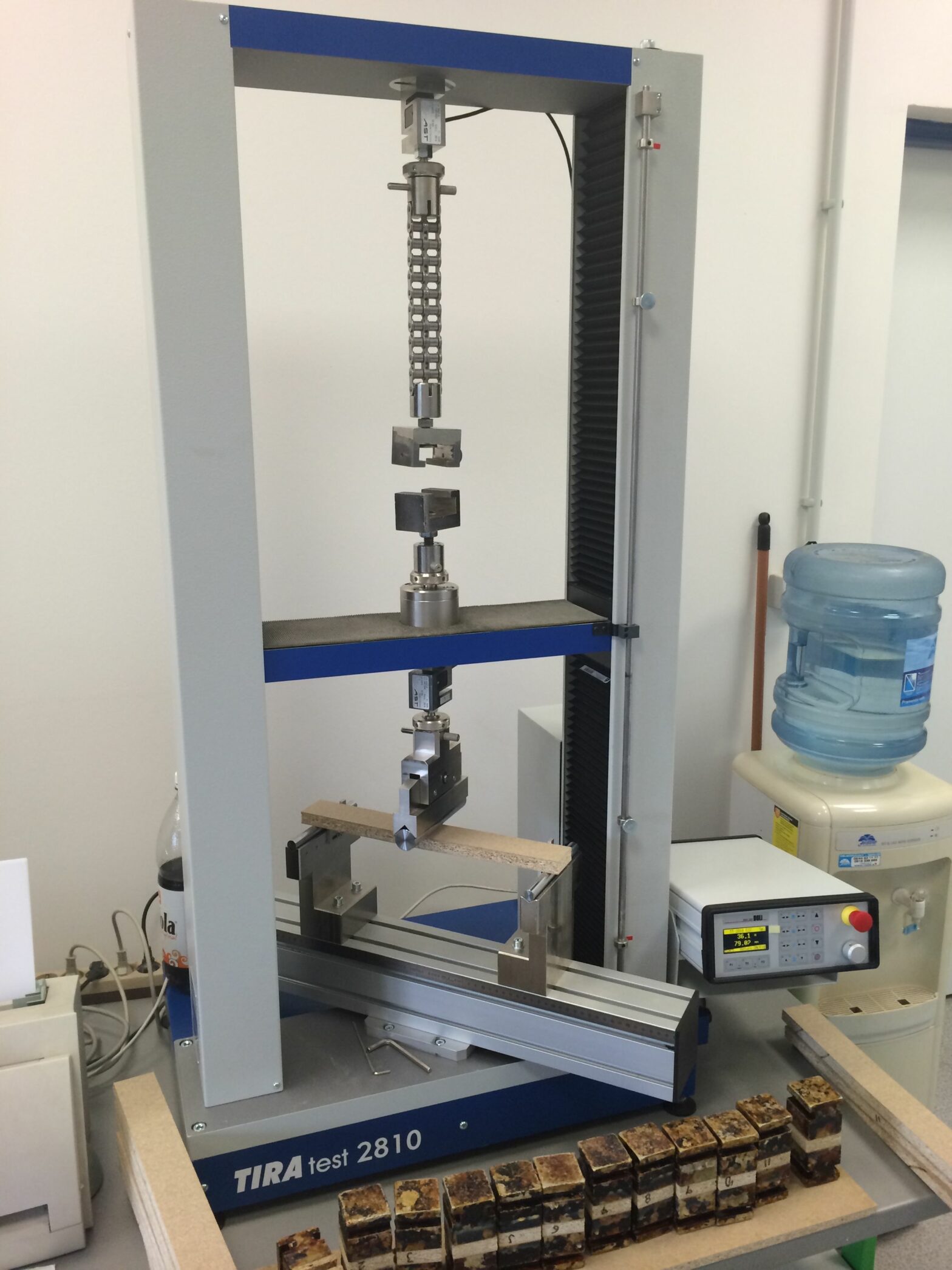 TIRAtest 2810 zkoušky dřevěných materiálů
